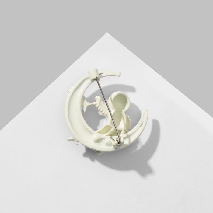 Брошь &laquo;Космонавт&raquo; на луне, цвет чёрно-белый