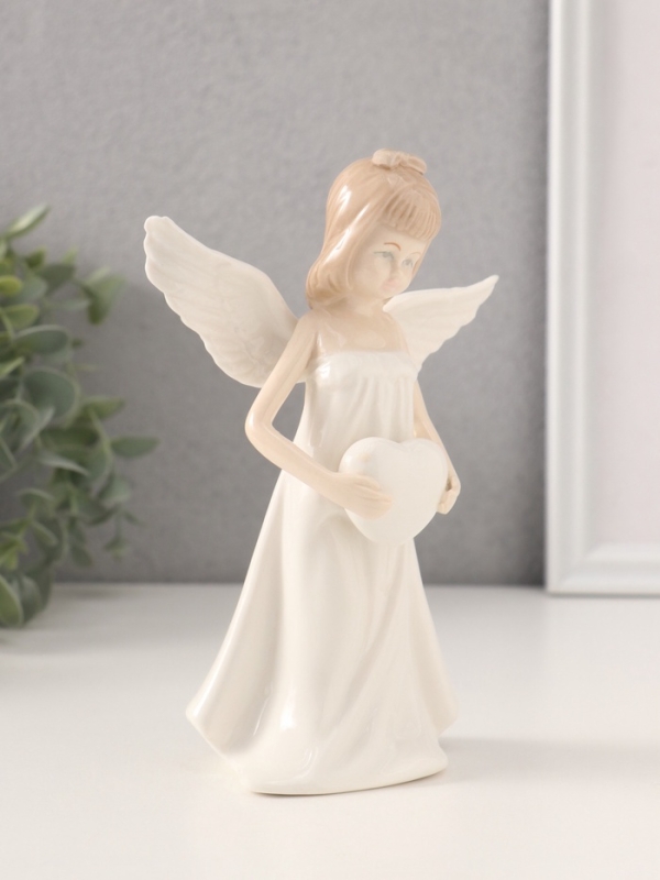Сувенир керамика "Девочка-ангел в белом платье с сердцем" 5,5х10,5х15 см
