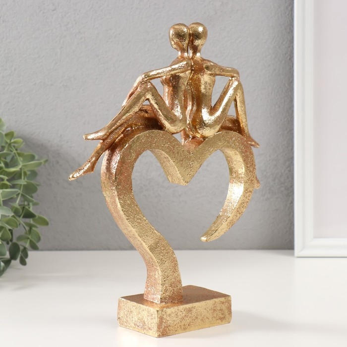 Сувенир полистоун "Влюблённые на сердце" золото 26х22х6 см