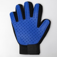 Перчатка - щетка для шерсти на правую руку с удлиненными зубчиками, синяя Перчатка - щетка для шерсти на правую руку с удлиненными зубчиками, синяя