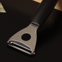 Овощечистка Доляна «Чили», 18,5 см, цвет чёрный Овощечистка Доляна «Чили», 18,5 см, цвет чёрный