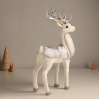 Декор "Белый олень в накидке с серебристыми узорами" 19х10х36 см Декор "Белый олень в накидке с серебристыми узорами" 19х10х36 см