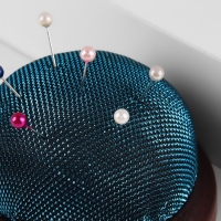 Игольница &laquo;Круг&raquo;, на деревянной подложке, d = 7 см, цвет МИКС