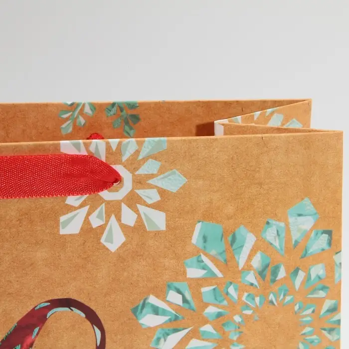 Пакет подарочный новогодний ламинированный &laquo;Венок&raquo;, M 26 х 30 х 9 см