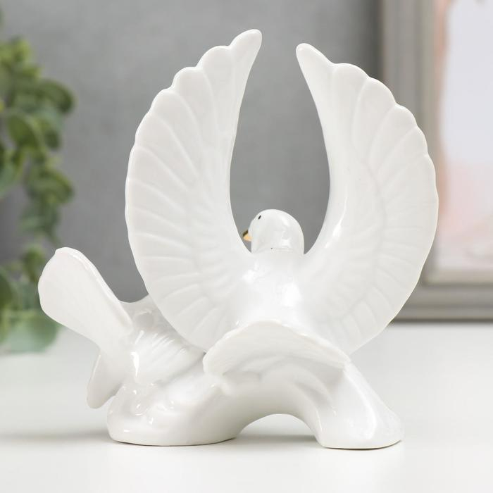 Сувенир под фарфор Сувенир под фарфор "Белые голуби" стразы 11,7х6х12,3 см