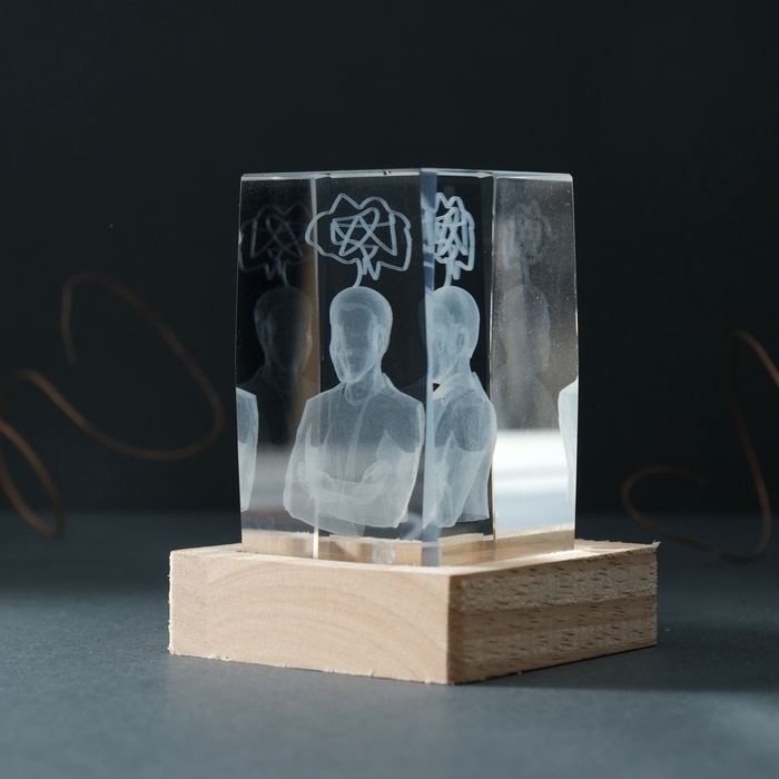 Сувенир стекло подсветка "Прямоугольник. Мыслитель" подставка дерево, USB 7х7х10