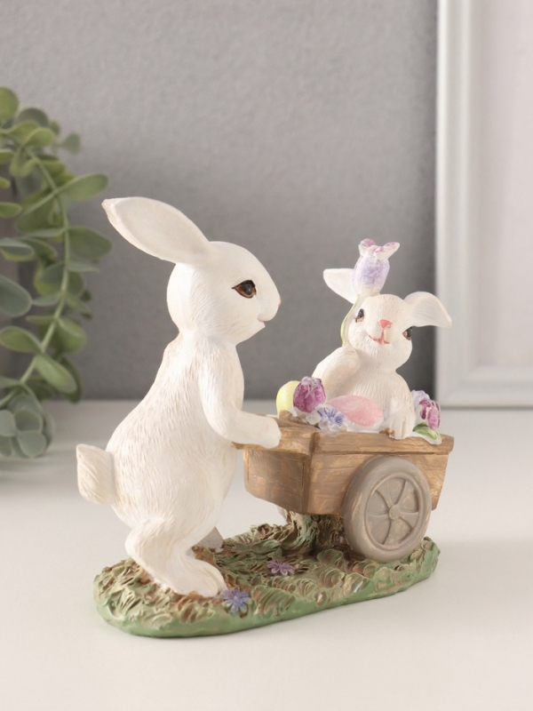Сувенир полистоун "Кролик везет крольчонка в тележке с незабудками" 13,5х6,5х12 см