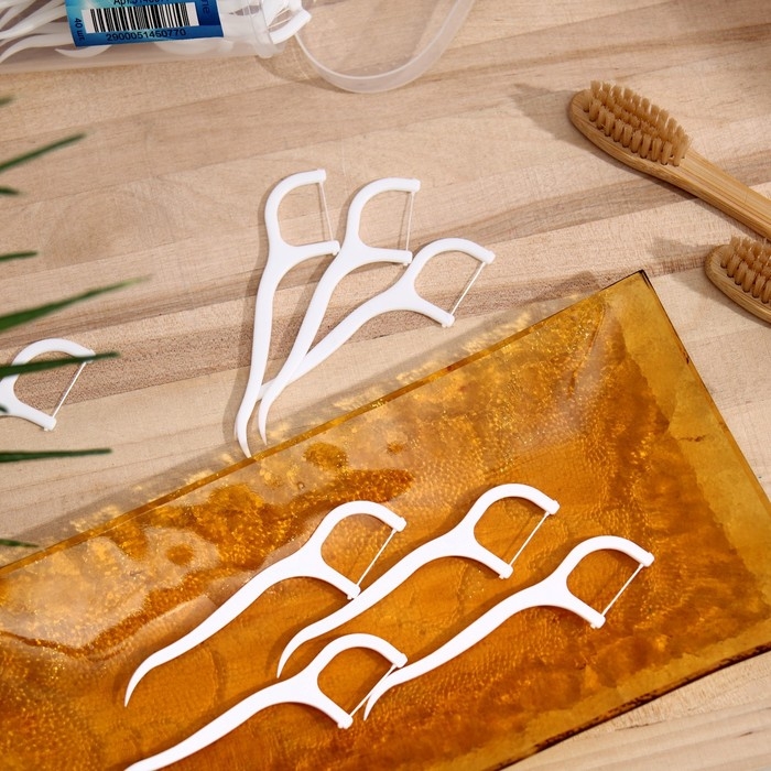 Зубная нить в пластиковом держателе, невощеная, 40 шт. Зубная нить в пластиковом держателе, невощеная, 40 шт.