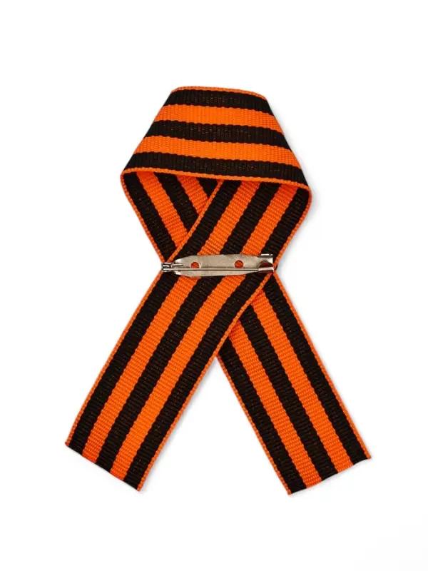 Значок с лентой и белым цветком на День Победы &laquo;9 Мая&raquo;