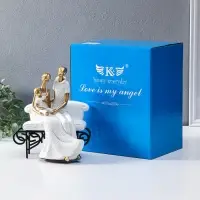 Сувенир полистоун "Родители с малышом на диванчике" бело-золотой 12,5х18х22,5 см