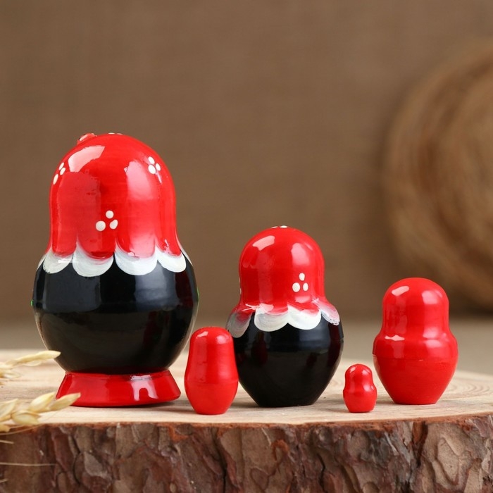 Матрёшка &laquo;Божья коровка&raquo;, красный платок, 5 кукольная, 9-11 см