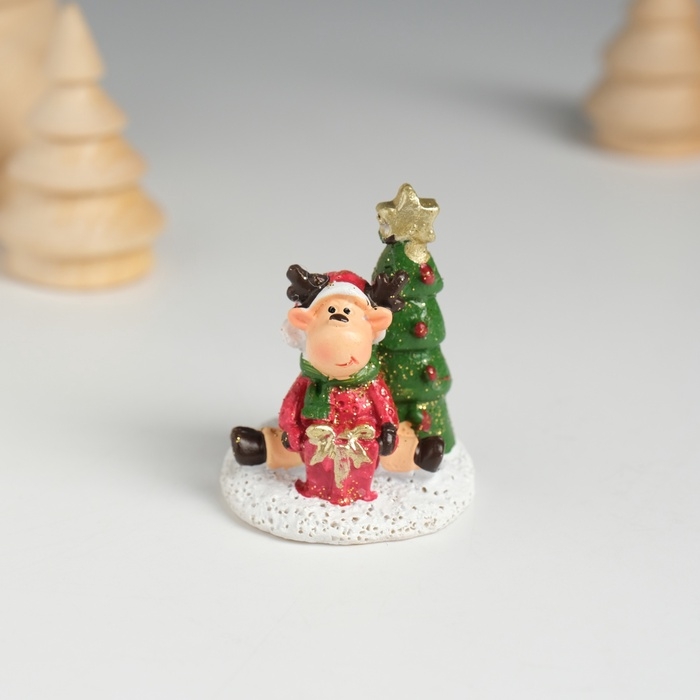 Сувенир полистоун "Оленёнок в красной шубке около ёлочки" МИКС 3,8х3,5х4,8 см