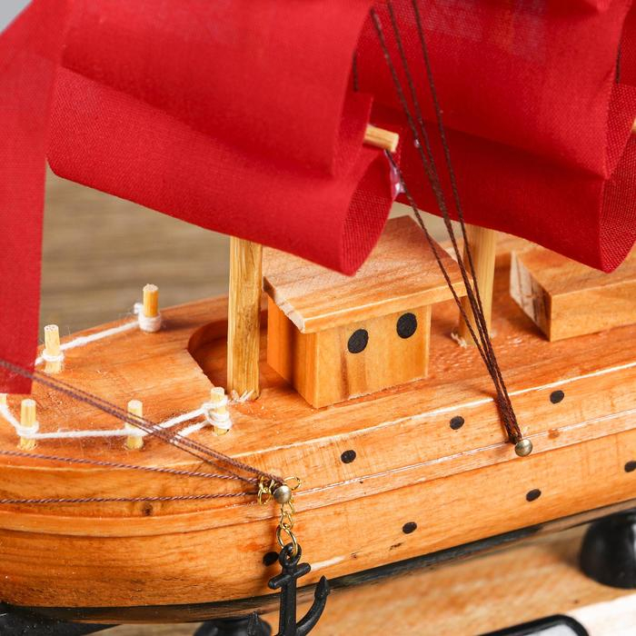 Корабль сувенирный малый &laquo;Дакия&raquo;, борта светлое дерево, паруса алые, 5&times;23&times;22 см