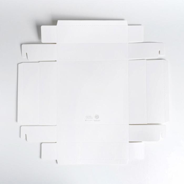 Коробка подарочная новогодняя складная &laquo;Снежинки&raquo;, 23.5 х 20.5 х 5.5 см, Новый год