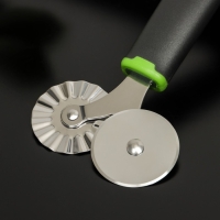 Нож для пиццы и теста двухсторонний Доляна Lime, 17&times;7,5 см, цвет чёрный