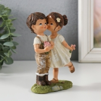 Сувенир полистоун "Малыши на прогулке - первый поцелуй" 9,5х4,5х12,5 см