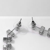 Серьги висячие со стразами &laquo;Гроздь&raquo; ромбы дуэт, цвет белый в серебре, 7 см