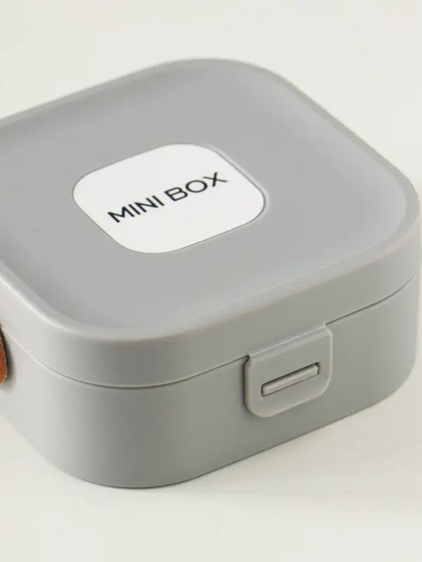 Шкатулка пластик для украшений с зеркалом, с ручкой 3 ячейки, 3 полосы, серый 9х9х3,8 см