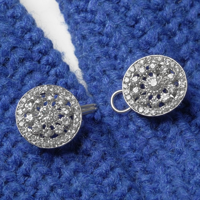 Зажим для кардигана «Карусель», цвет белый в серебре Зажим для кардигана «Карусель», цвет белый в серебре