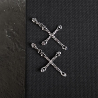 Серьги со стразами &laquo;Крестики&raquo; вставки, цвет белый в серебре