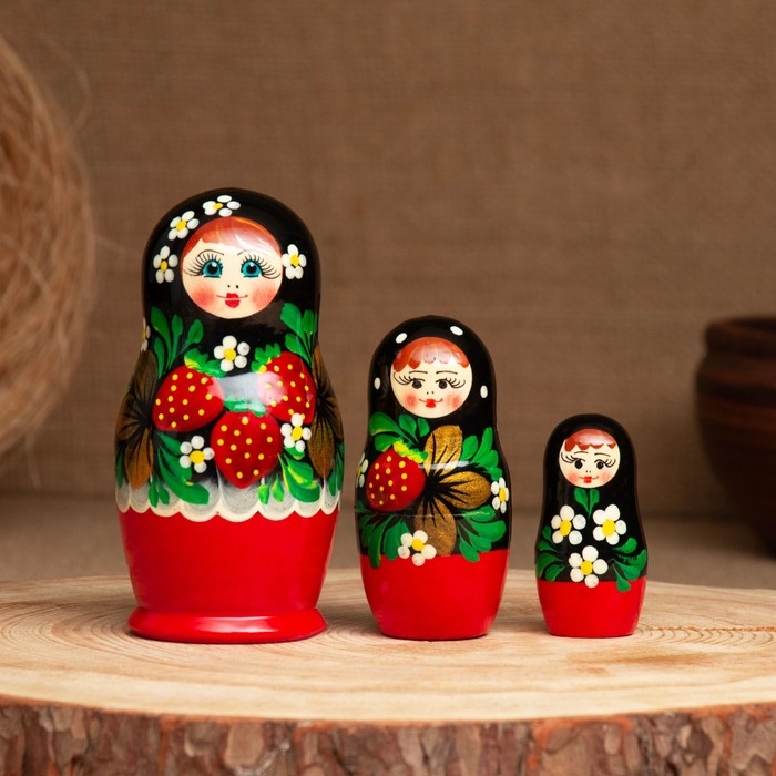 Матрёшка &laquo;Земляничка&raquo;, чёрный платок, 3 кукольная, 10 см