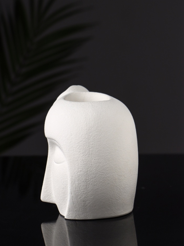 Фигурное кашпо "Девушка с цветком" 11х10 см