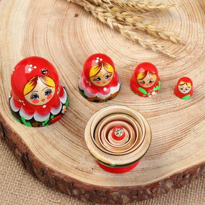 Матрёшка &laquo;Божья коровка&raquo;, красный платок, 5 кукольная, 9-11 см