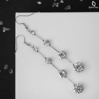 Серьги висячие со стразами &laquo;Капли&raquo; дорожка, цвет белый в серебре, 6,2 см