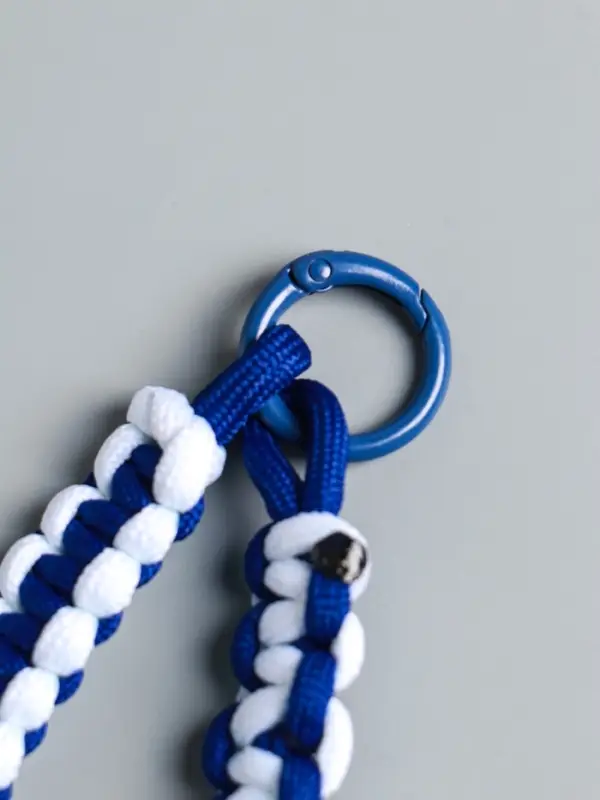 Брелок на карабине "Паракорд" шнур 0,5 см сине-белый 14,5х1,8х0,8 см