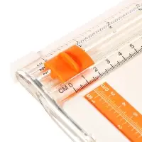 Резак для бумаги роликовый А4, до 3 листов,безопасное лезвие, длина реза 300мм,корпус белый