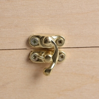 Подарочный ящик 34&times;21.5&times;10 см деревянный, с закрывающейся крышкой, с ручкой