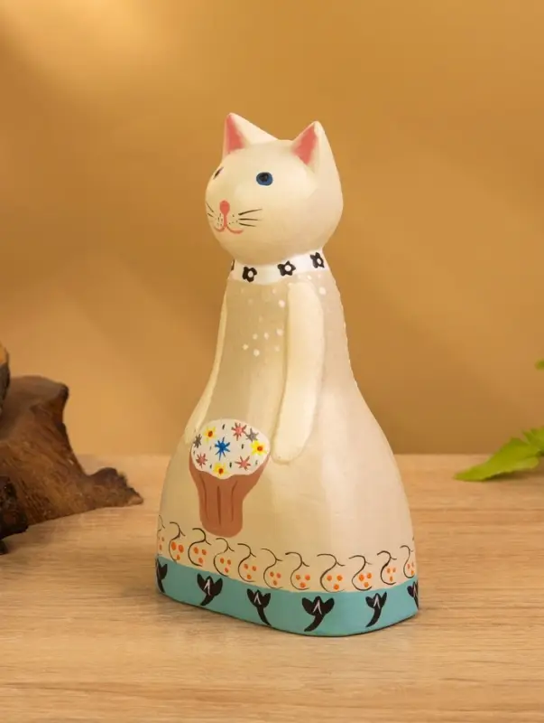 Сувенир дерево "Белая кошка в бежевом платье" 9х5х15,5 см