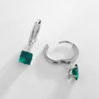 Серьги со стразами XUPING ромб мини, цвет зелёный в серебре Серьги со стразами XUPING ромб мини, цвет зелёный в серебре