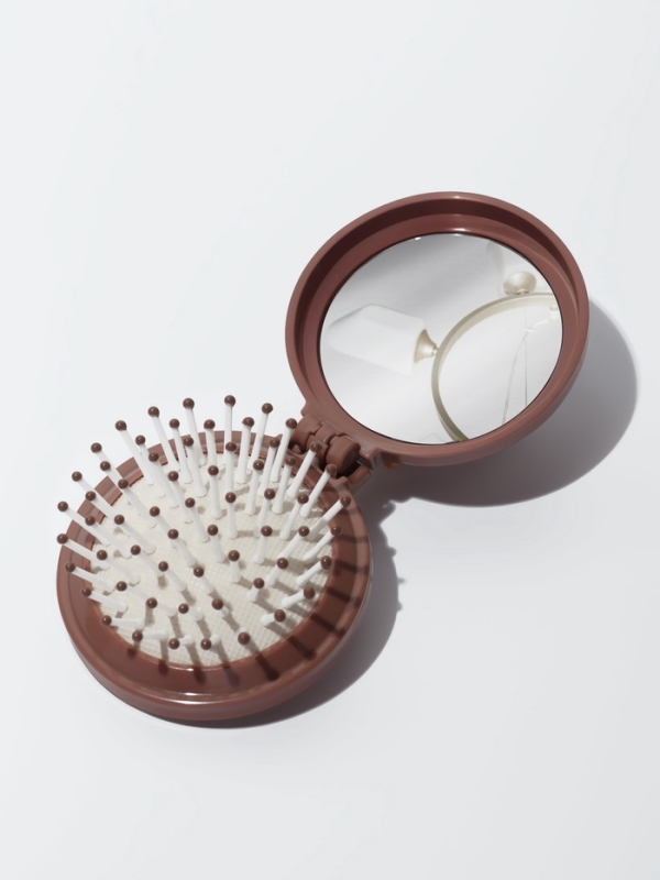Расчёска массажная &laquo;Капибара&raquo;, складная, с зеркалом, d=6.5 см, коричневая