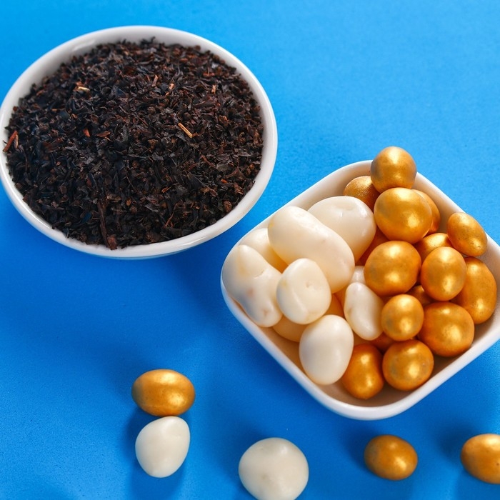 Подарочный набор &laquo;Волшебного нового года&raquo;: чай чёрный 50 г., арахис в белой шоколадной глазури 100 г., ананас в белом шоколаде 100 г., крем-мед с клубникой 120 г.