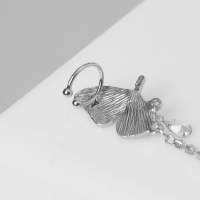 Серьга &laquo;Кафф&raquo; бабочка в полёте, цвет бело-серый в серебре