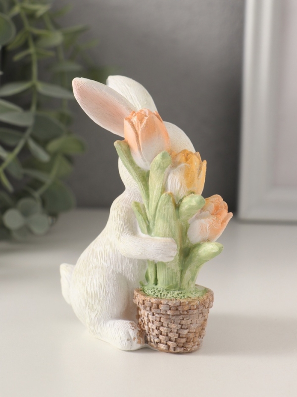 Сувенир полистоун "Белый кролик с тюльпанами в плетённом горшке" 8,5х5х10,5 см