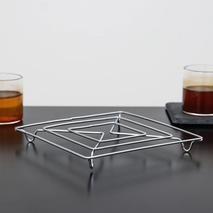 Подставка под горячее на ножках Доляна &laquo;Квадрат&raquo;, 14&times;14&times;2 см, цвет хром