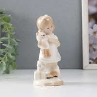 Сувенир керамика "Девочка в платьице, держит мягкого медведя" 5,5х5х12,5 см