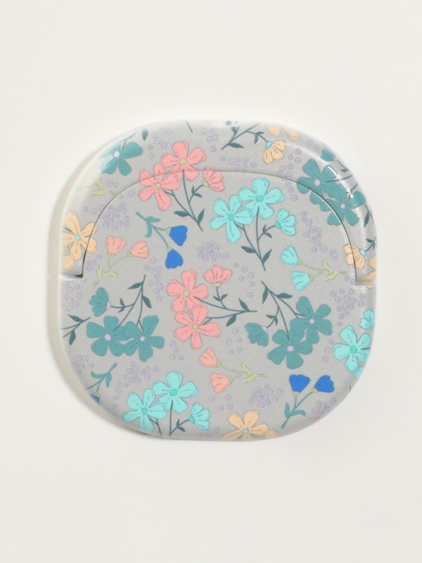 Зеркало карманное &laquo;Узор&raquo;, с подставкой, 8 &times; 8 см, цвет белый