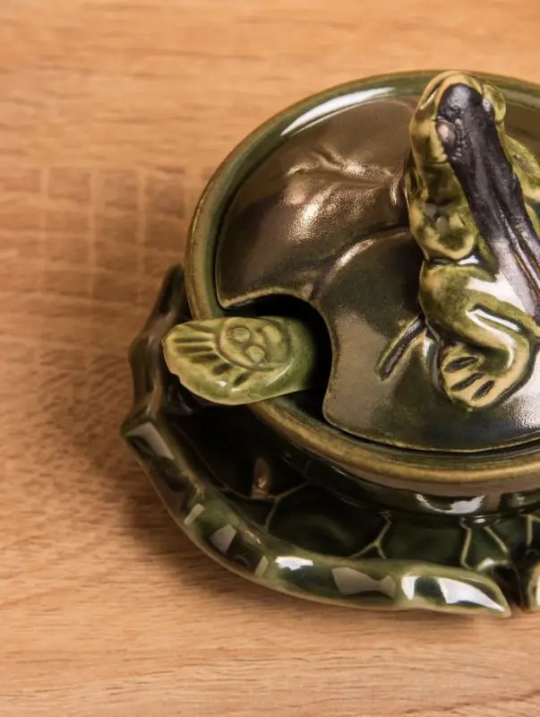 Соусник с крышкой на подставке &laquo;Лягушка&raquo;, 8&times;9&times;10 см, керамика, зелёный