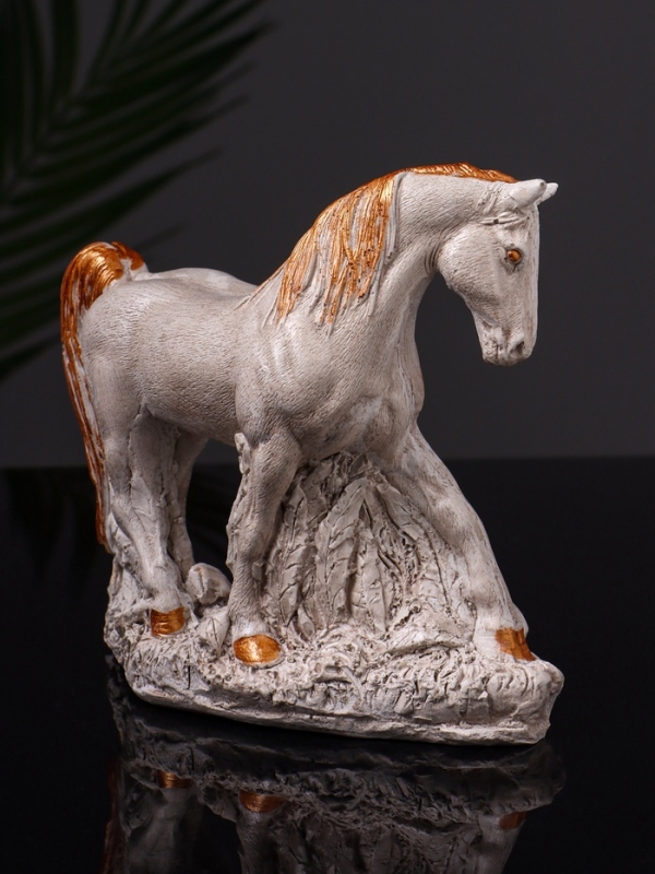 Статуэтка "Конь Граф" 12х16х6 см, цвет бежевый