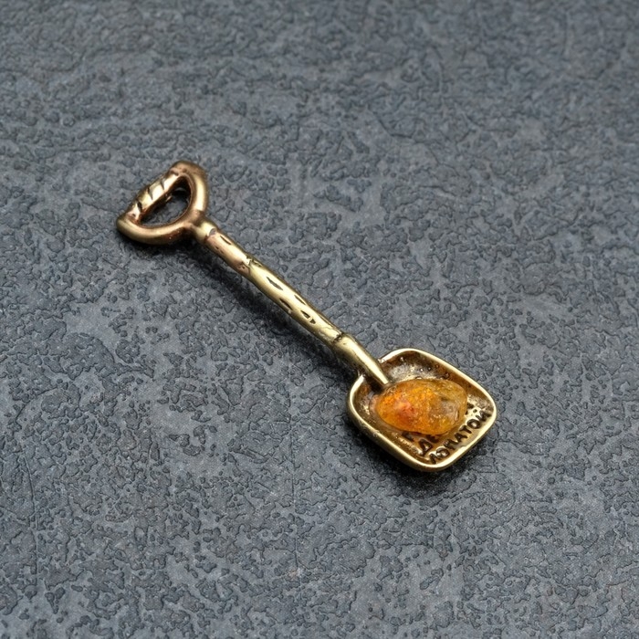 Сувенир кошельковый "Лопата", латунь, янтарь