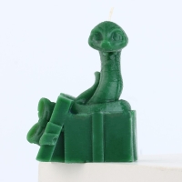 Новогодняя свеча интерьерная &laquo;Новый год: Змейка с подарком&raquo;, зелёная 77 х 61 х 35