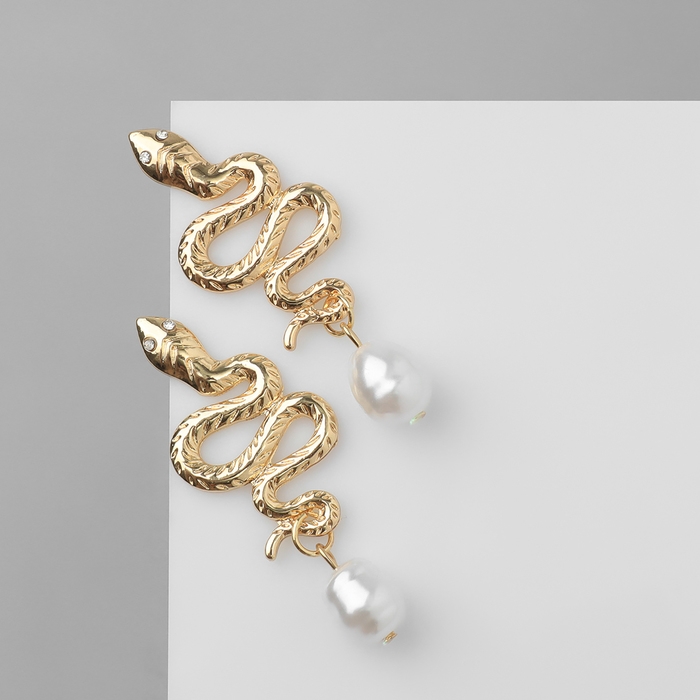 Новый год! Символ года 2025! Серьги с жемчугом &laquo;Змея&raquo; искушение, бусина, цвет белый в золоте