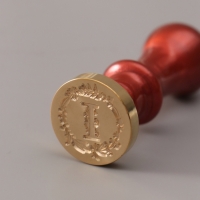 Печать для сургуча с пластиковой ручкой "Венок с буквой I" 2,5х2,5х6,3 см