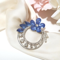 Зажим для платка &laquo;Цветок&raquo;, цвет бело-синий в сером металле
