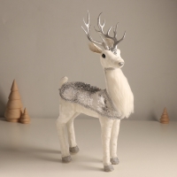 Декор "Белый олень в накидке с серебристыми узорами" 19х10х36 см Декор "Белый олень в накидке с серебристыми узорами" 19х10х36 см