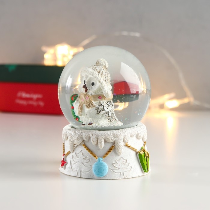 Сувенир полистоун водяной шар "Филин в шапке, с венком" d=6,5 см 8х6,5х6,5 см