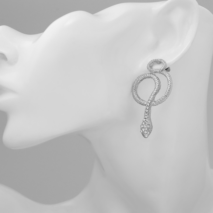 Новый год! Символ года 2025! Серьги со стразами &laquo;Змейка&raquo; петля, цвет белый в серебре